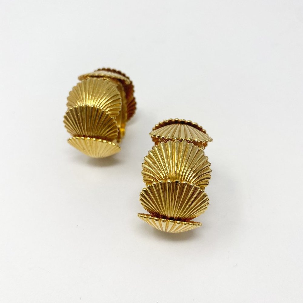 541 Vintage William DeLillo gold plated shell hoop clip earrings